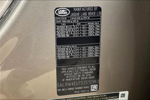 New 2025 Land Rover Discovery Metropolitan Edition image 8