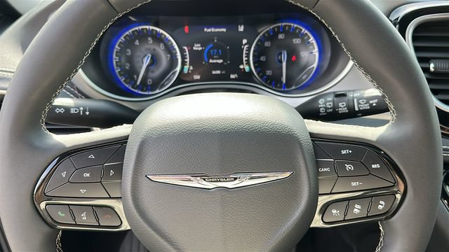 Used 2025 Chrysler Pacifica Limited FWD image 10