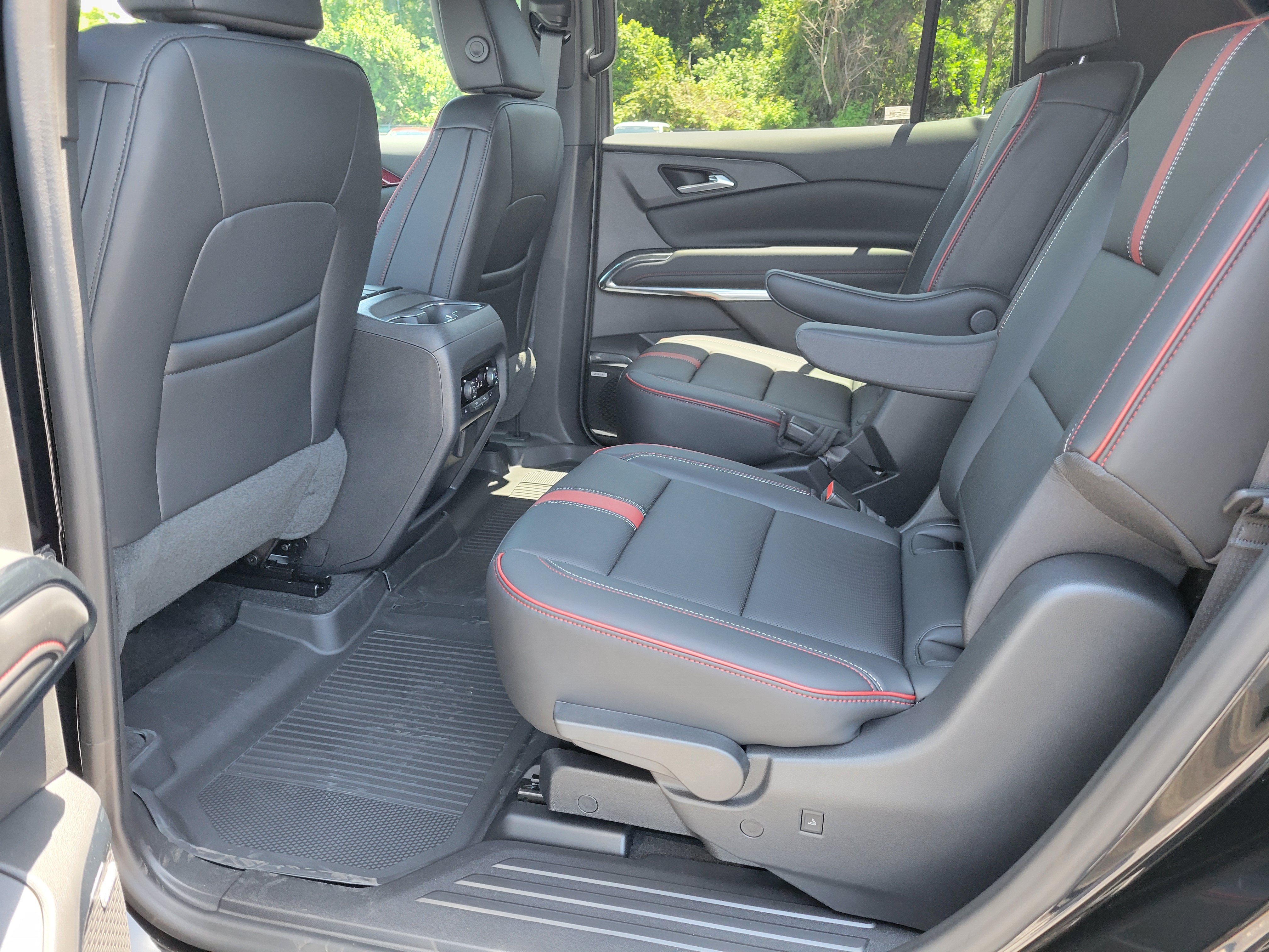 New 2027 Chevrolet Traverse RS w/ LPO, Floor Liner Package FWD image 38