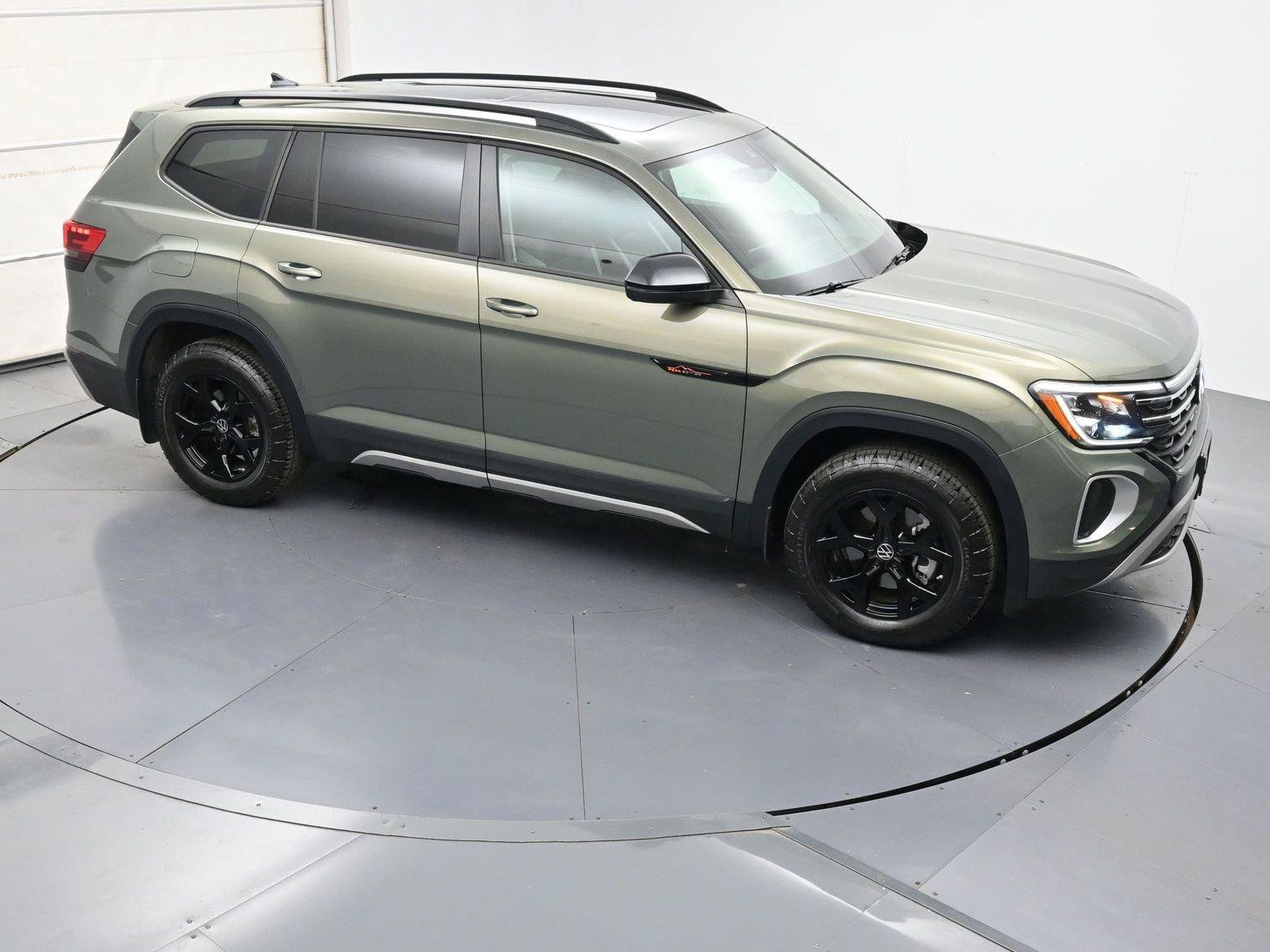 Used 2025 Volkswagen Atlas Peak Edition SE AWD/4WD image 40