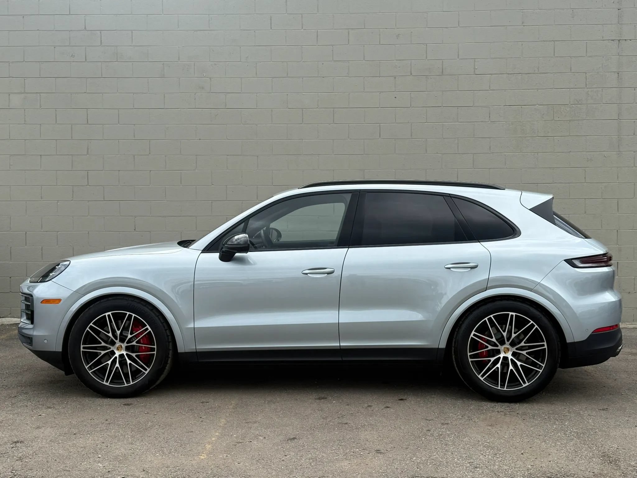 Used 2024 Porsche Cayenne S AWD/4WD image 2
