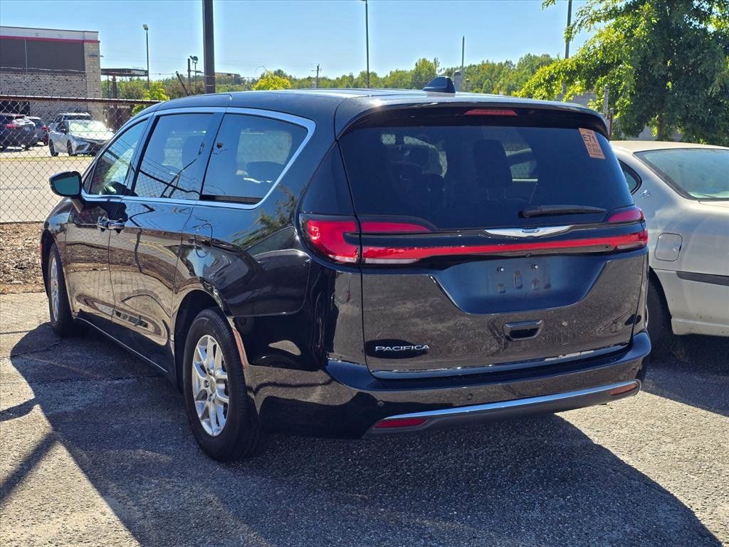 Used 2024 Chrysler Pacifica Touring-L FWD image 11