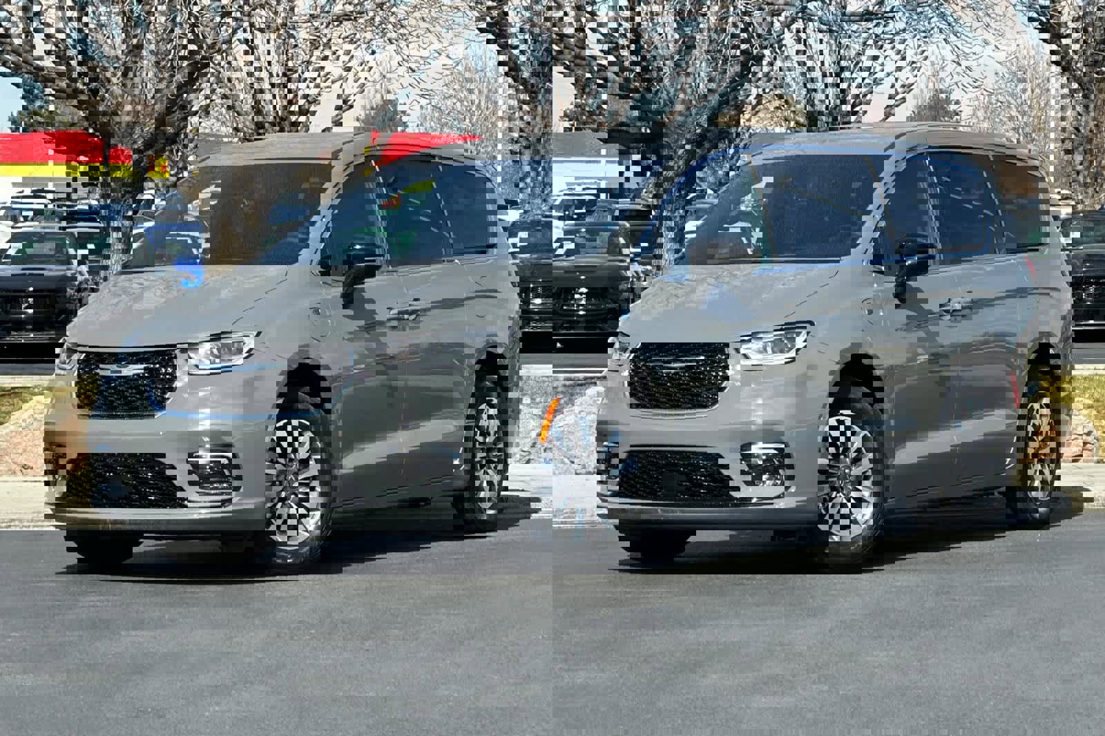 Used 2025 Chrysler Pacifica Select w/ Uconnect Theater Family Group image 1