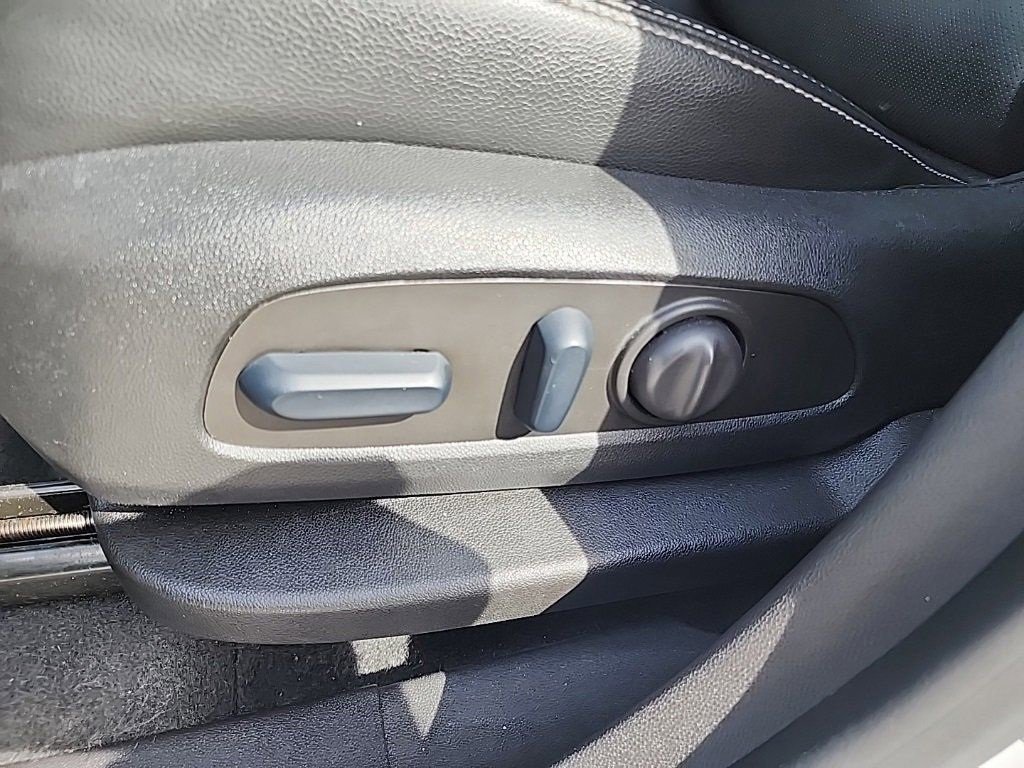 Used 2023 GMC Terrain SLT image 16