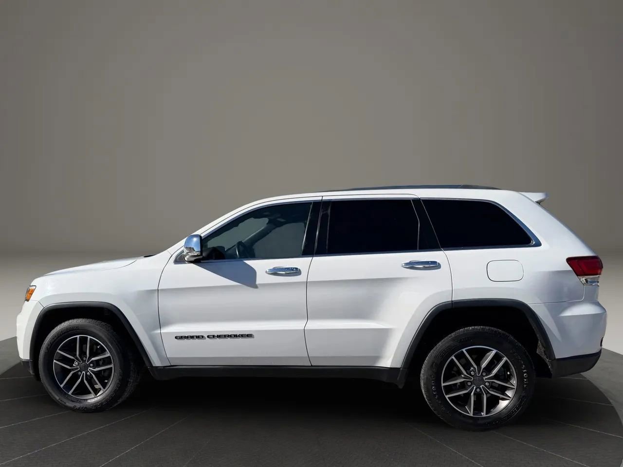Used 2020 Jeep Grand Cherokee Limited w/ Luxury Group II image 2