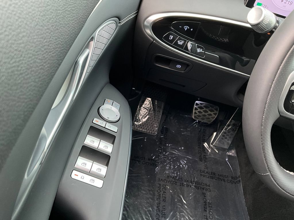 Used 2026 Genesis Electrified GV70 image 30