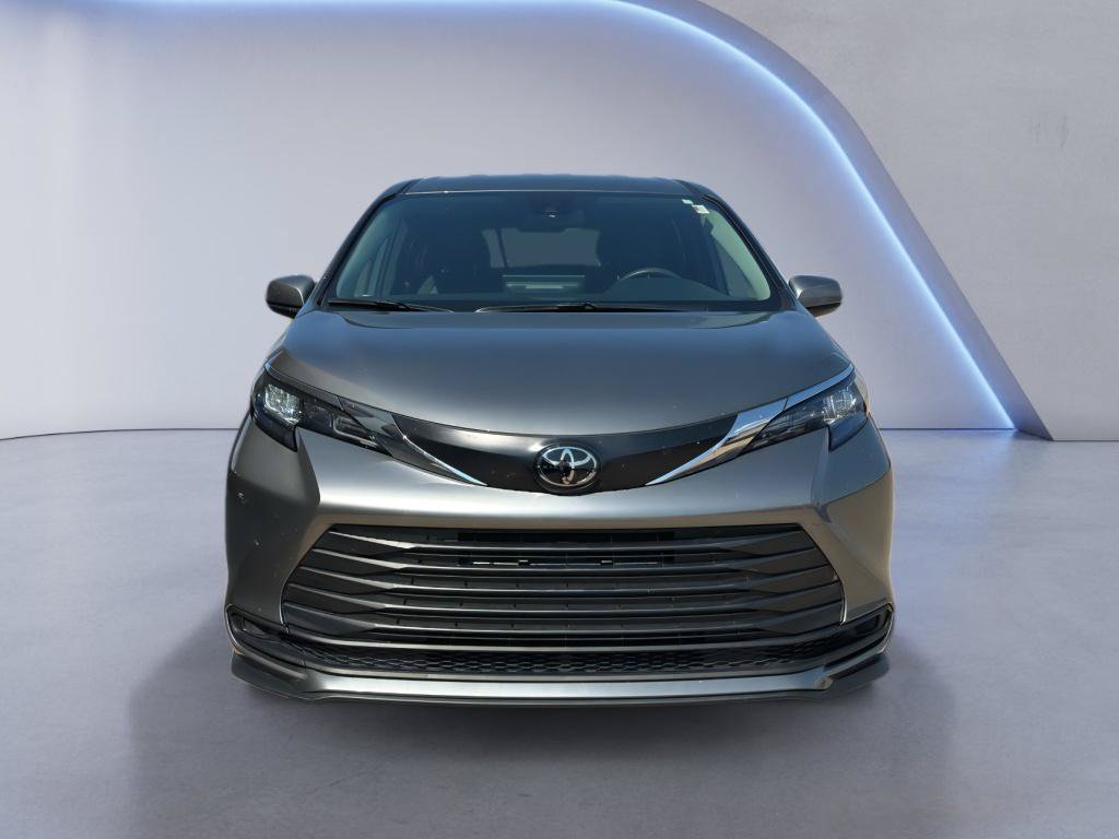 Used 2026 Toyota Sienna LE AWD/4WD image 12