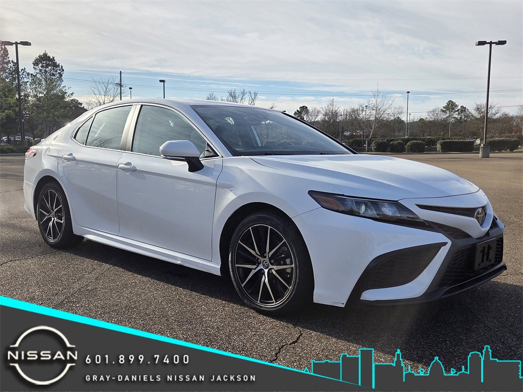 Used 2024 Toyota Camry SE image 1