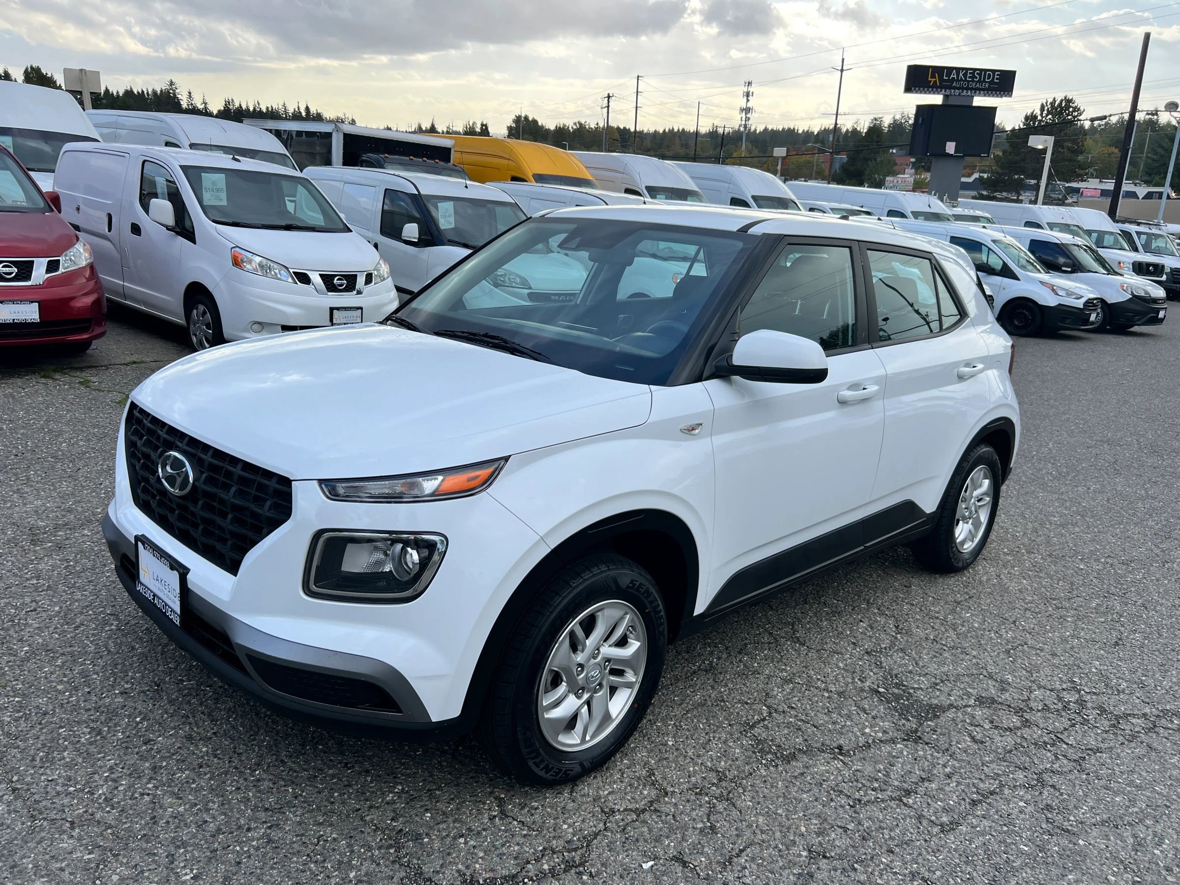 Used 2022 Hyundai Venue SE image 1