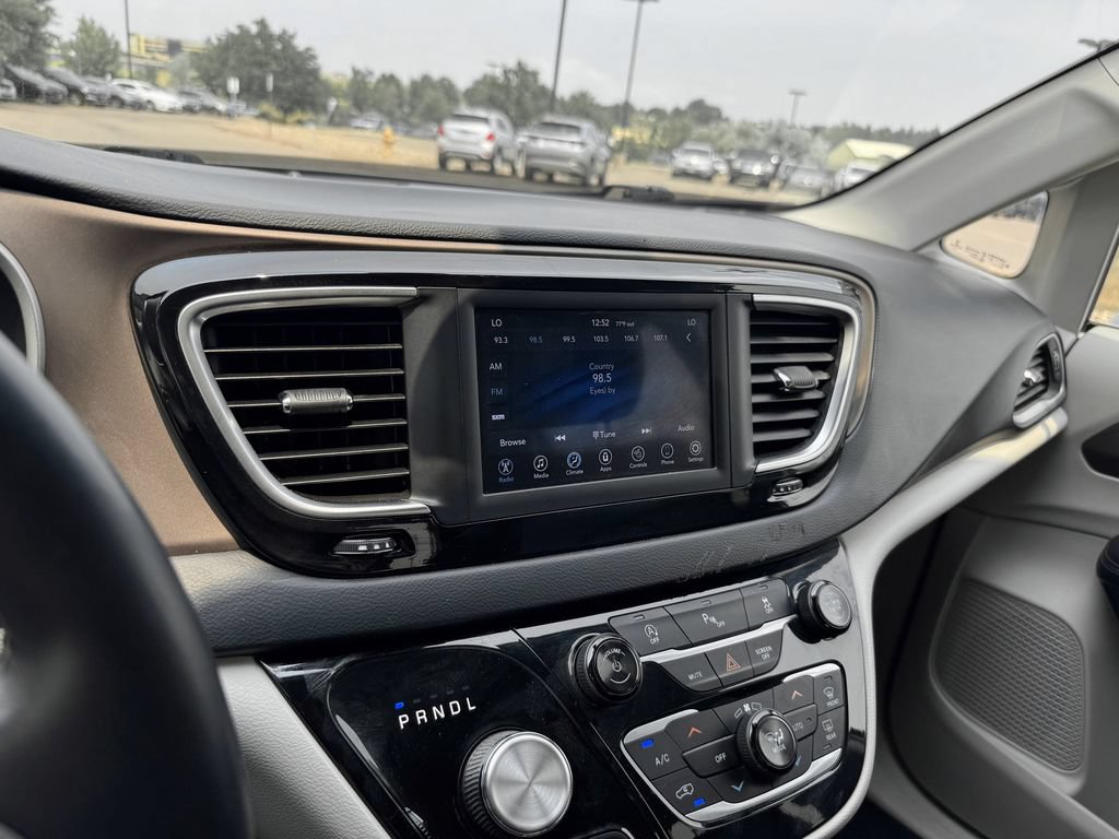 Used 2018 Chrysler Pacifica Touring-L FWD image 20