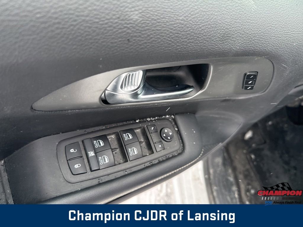 Used 2025 Chrysler Pacifica Select image 15