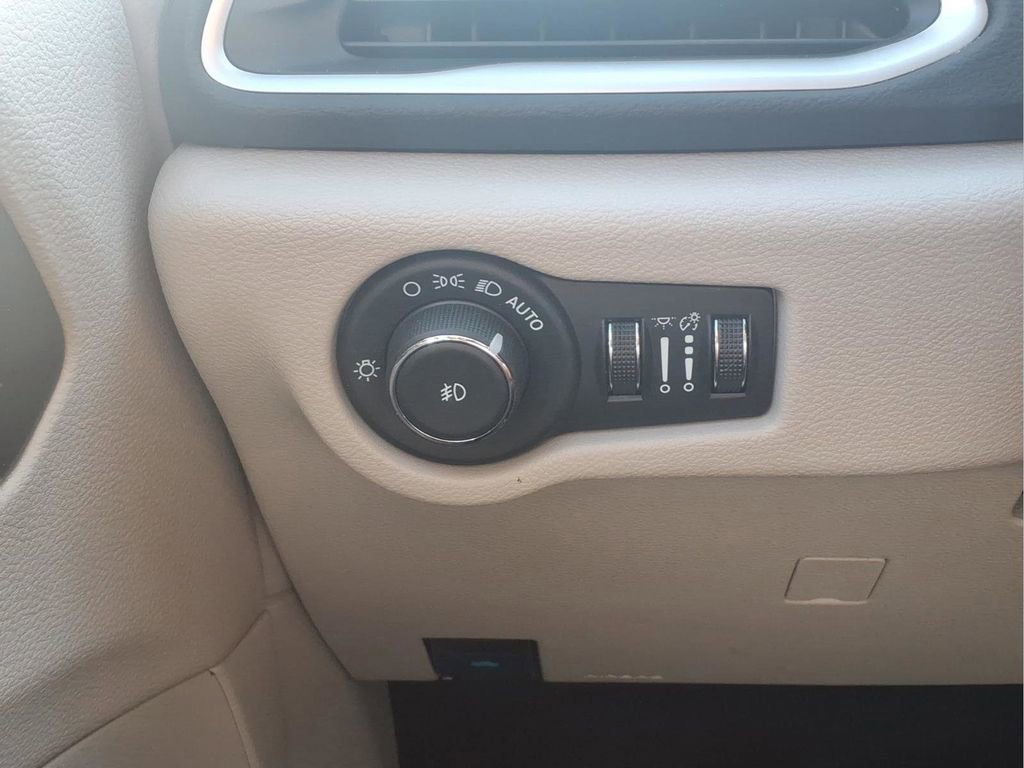 Used 2024 Chrysler Pacifica Touring-L FWD image 17