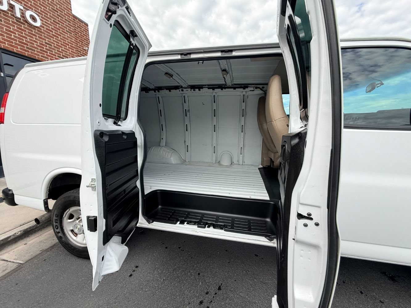 Used 2023 Chevrolet Express 2500 w/ Driver Convenience Package RWD image 20