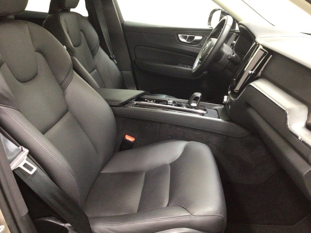 Used 2025 Volvo XC60 B5 Core image 30