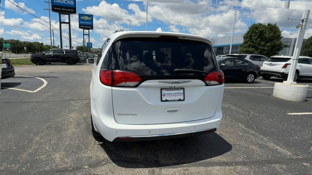 Used 2018 Chrysler Pacifica Touring-L FWD image 7