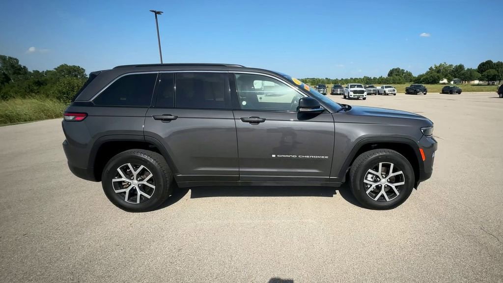 Used 2024 Jeep Grand Cherokee Limited image 9