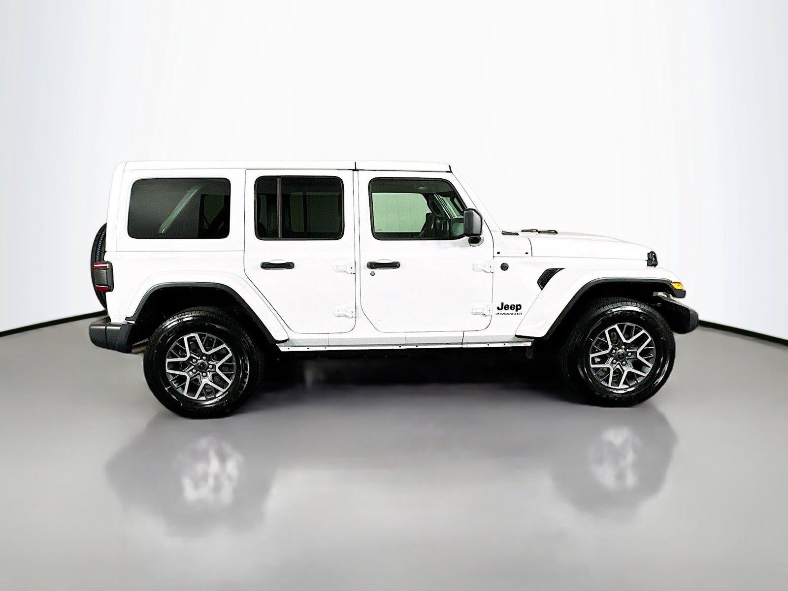 Used 2026 Jeep Wrangler Unlimited Sahara AWD/4WD image 17