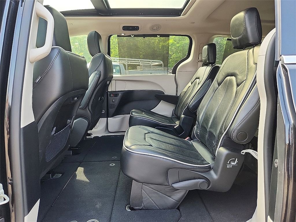 Used 2023 Chrysler Pacifica Limited image 10