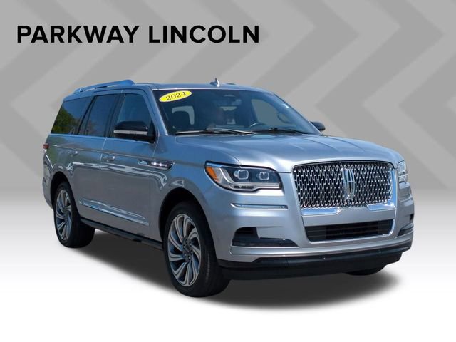 Used 2024 Lincoln Navigator Reserve image 3