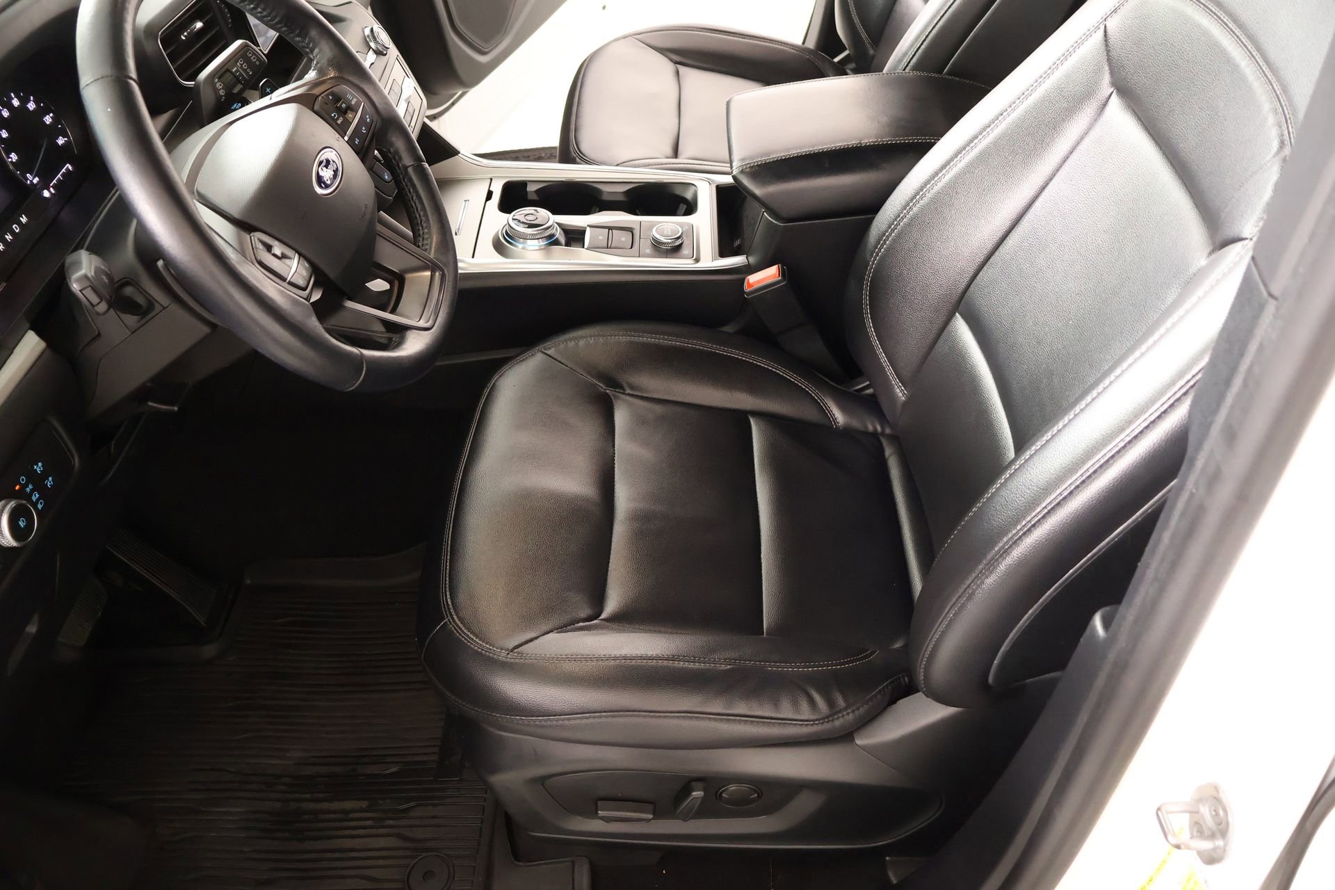 Used 2020 Ford Explorer XLT w/ Equipment Group 202A image 11