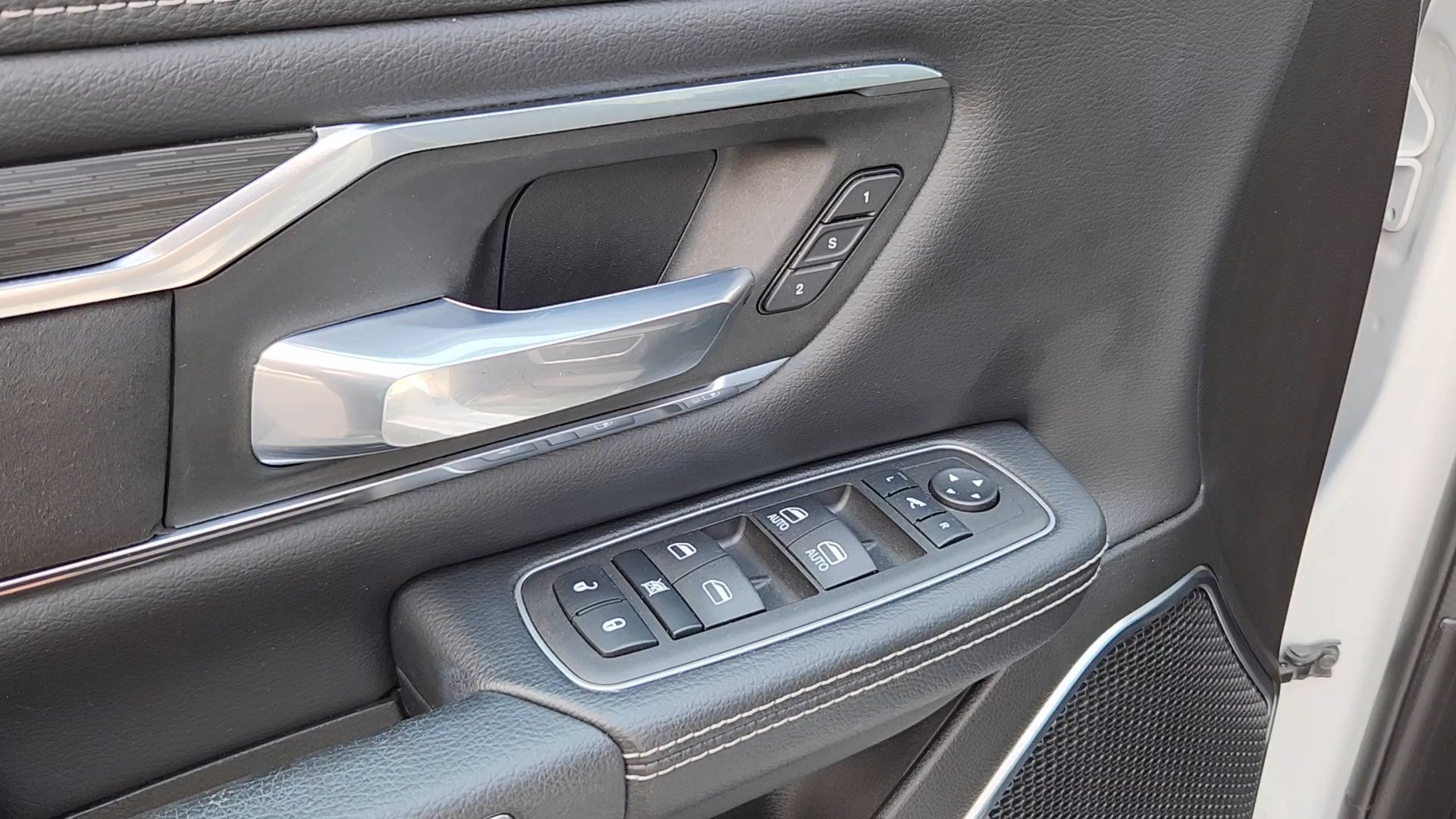 Used 2024 RAM 1500 Laramie AWD/4WD image 7