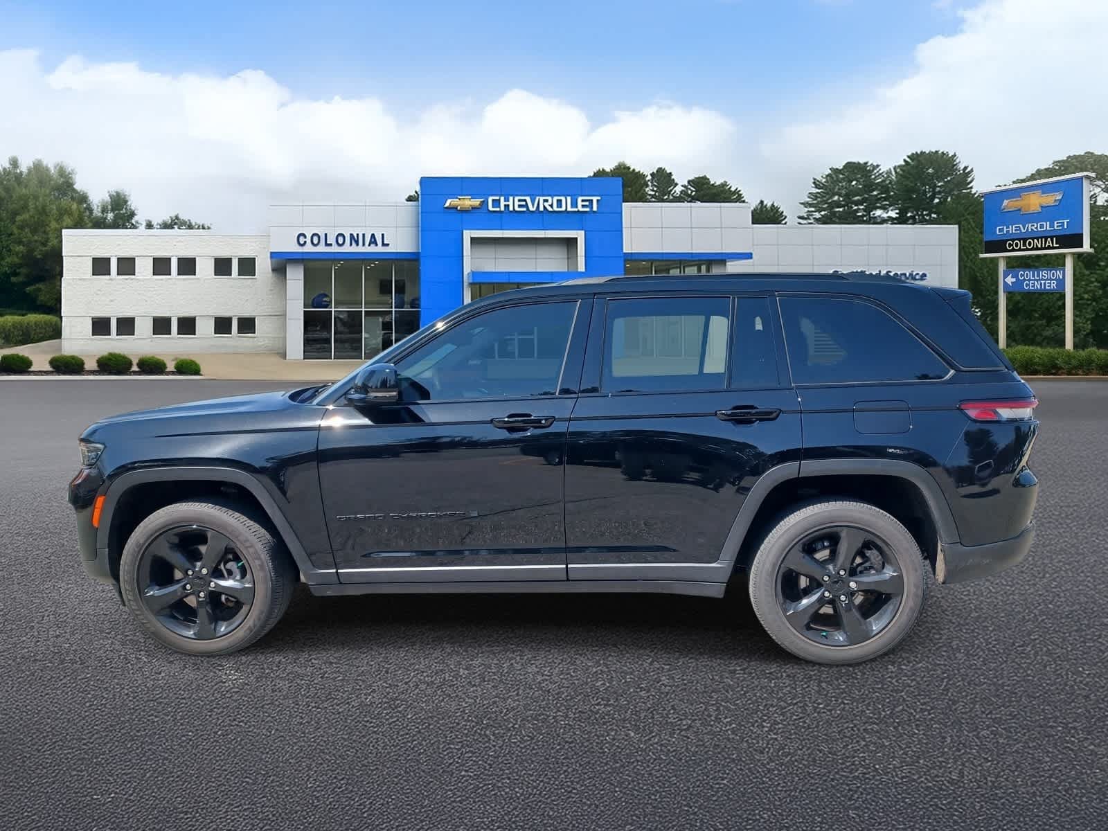 Used 2023 Jeep Grand Cherokee Altitude AWD/4WD image 6