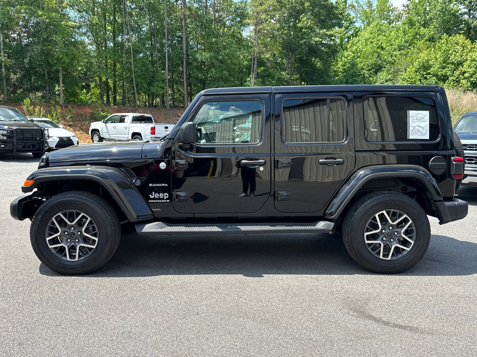 Used 2024 Jeep Wrangler Unlimited Sahara w/ Technology Group AWD/4WD image 8
