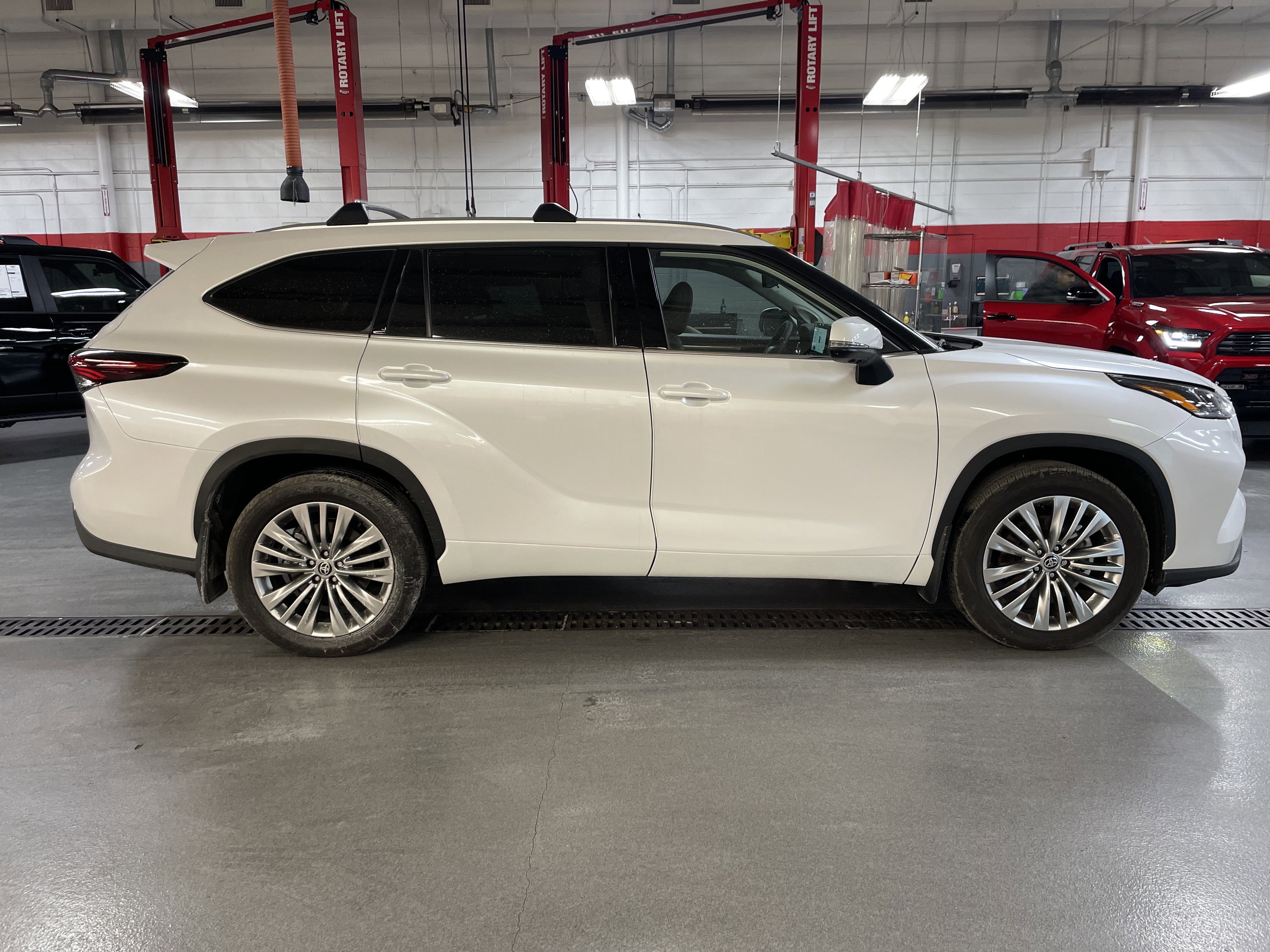 Certified 2025 Toyota Highlander Platinum image 37