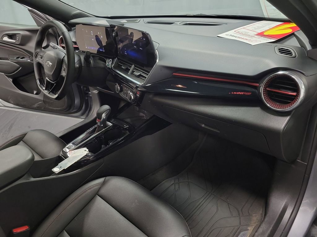 Used 2025 Chevrolet Trax RS w/ Sunroof Package image 22