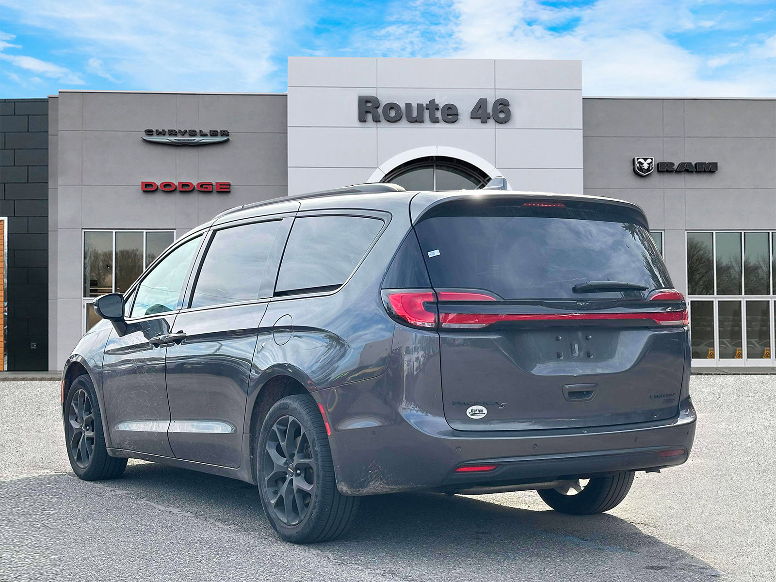 Used 2022 Chrysler Pacifica Limited w/ S Appearance Package image 4