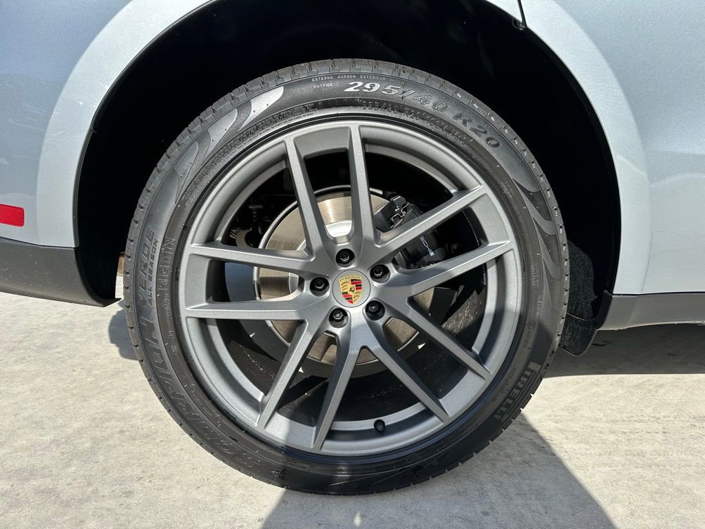 Certified 2025 Porsche Macan AWD/4WD image 39