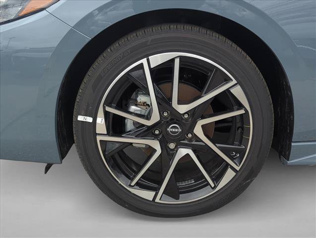 New 2025 Nissan Sentra SR w/ SR Premium Package FWD image 18