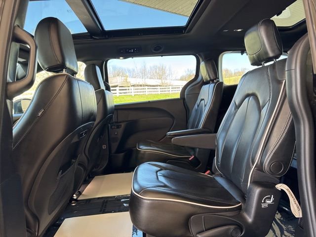 Used 2020 Chrysler Pacifica Limited w/ S Appearance Package image 30