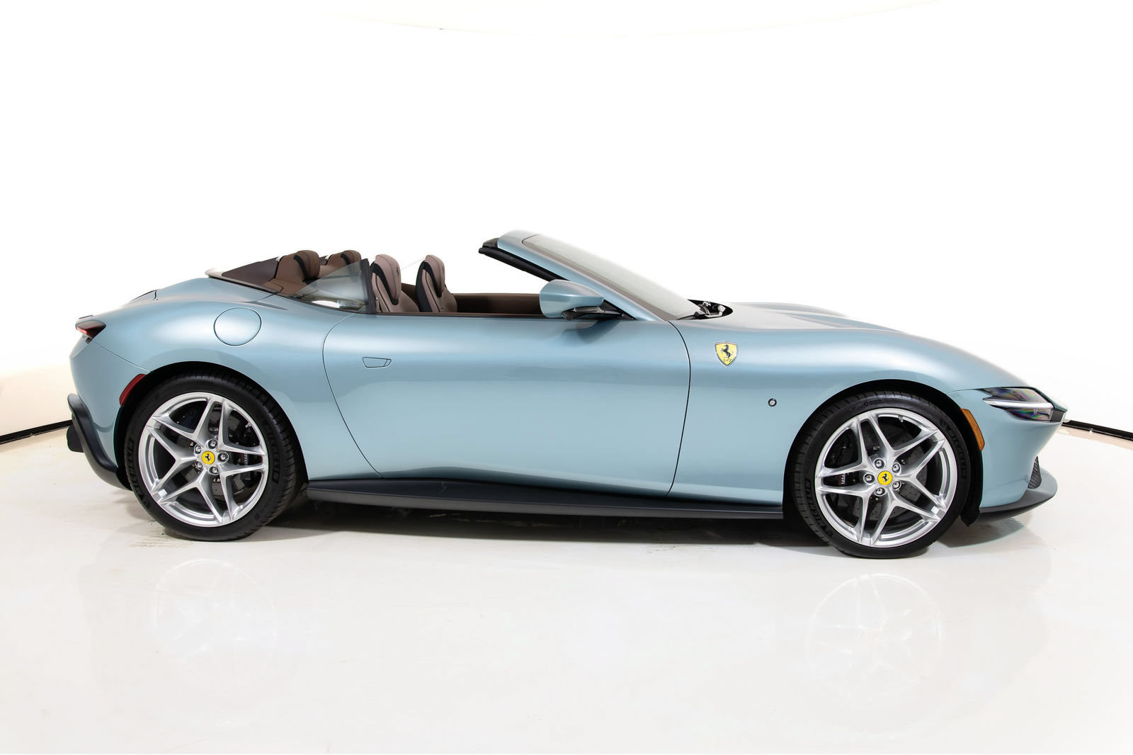 Certified 2025 Ferrari Roma Spider RWD image 3
