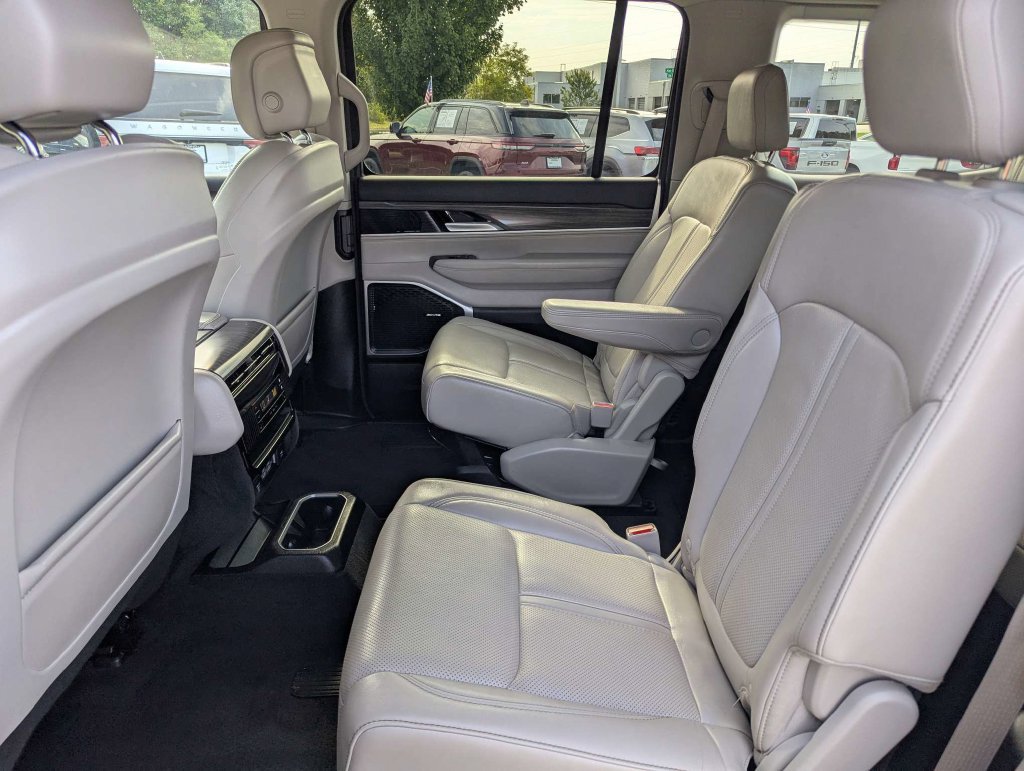 Used 2024 Jeep Wagoneer Series II AWD/4WD image 14