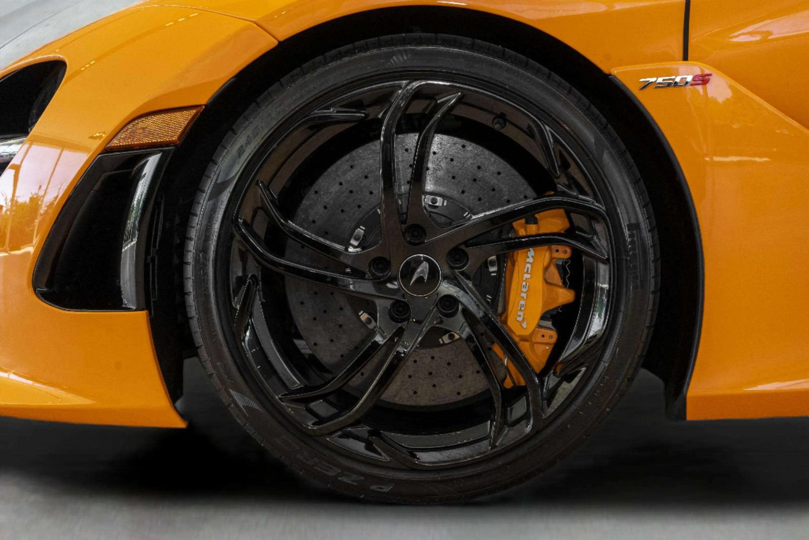 Used 2024 McLaren 750S Spider RWD image 11