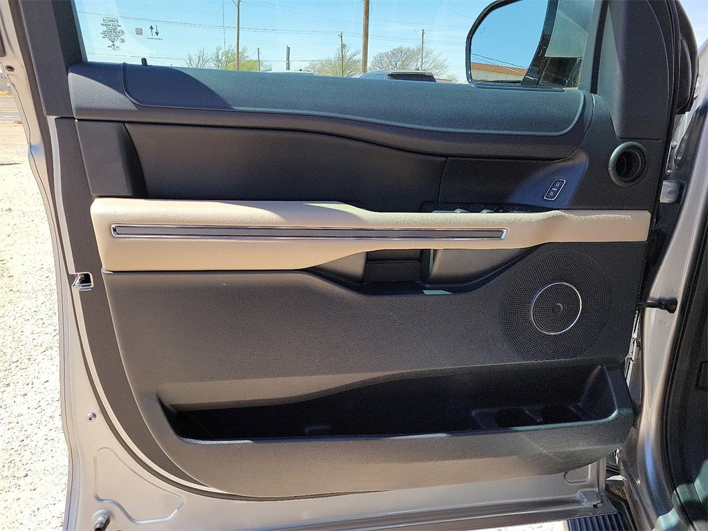 Used 2022 Ford Expedition XLT image 18