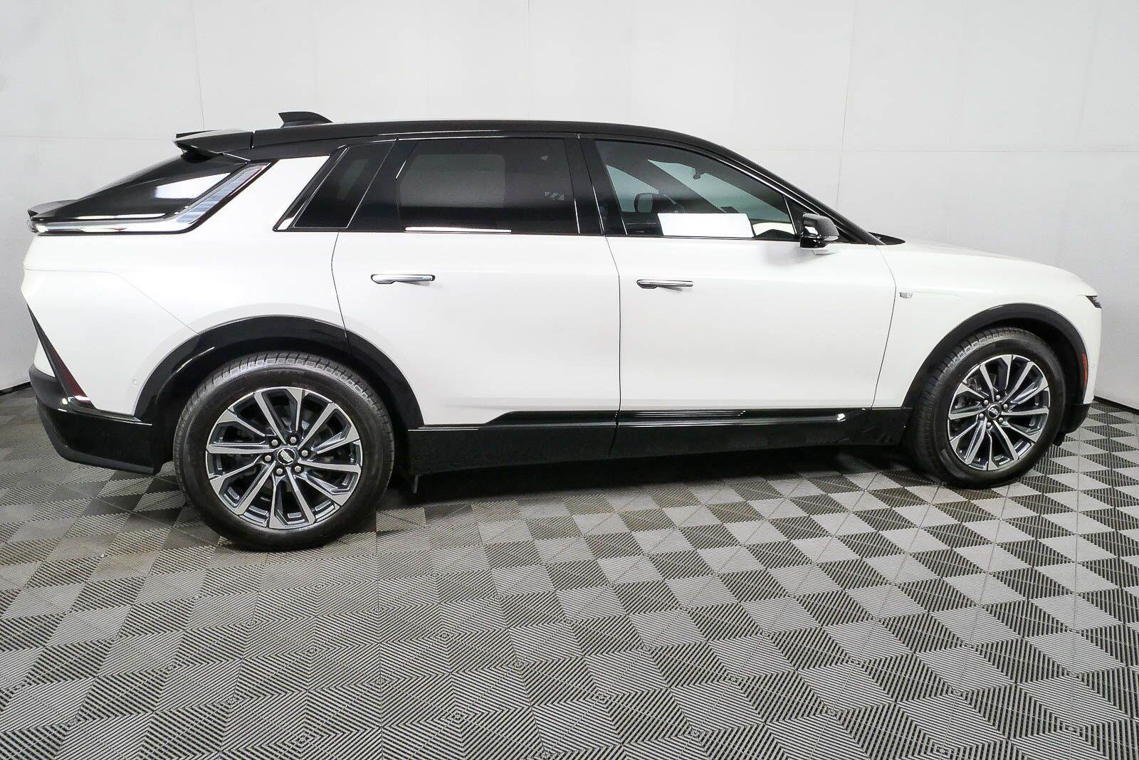 Used 2024 Cadillac Lyriq Luxury AWD/4WD image 1