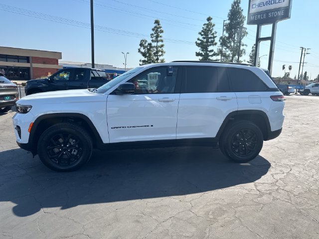 Used 2024 Jeep Grand Cherokee Altitude AWD/4WD image 5