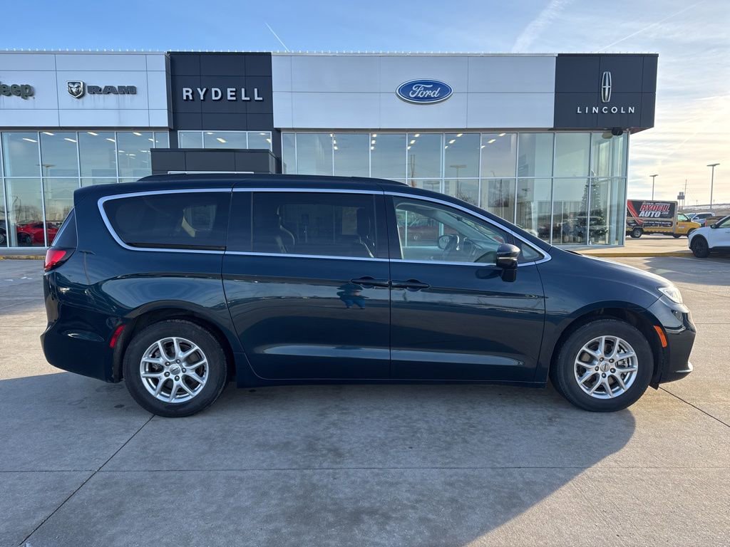Used 2022 Chrysler Pacifica Touring-L image 2