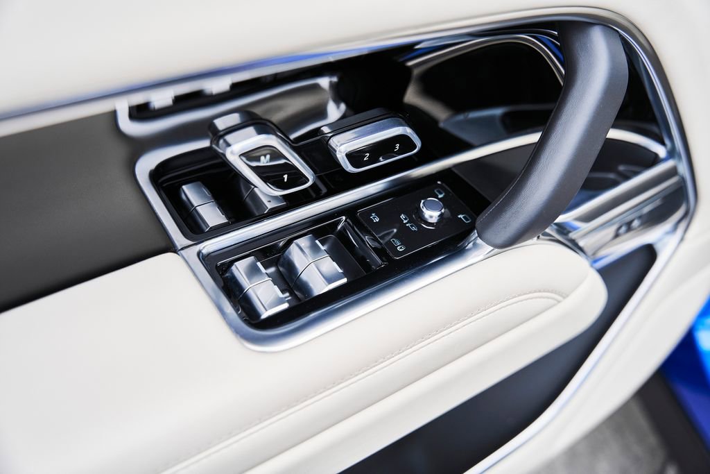 Used 2025 Land Rover Range Rover Long Wheelbase SE image 31