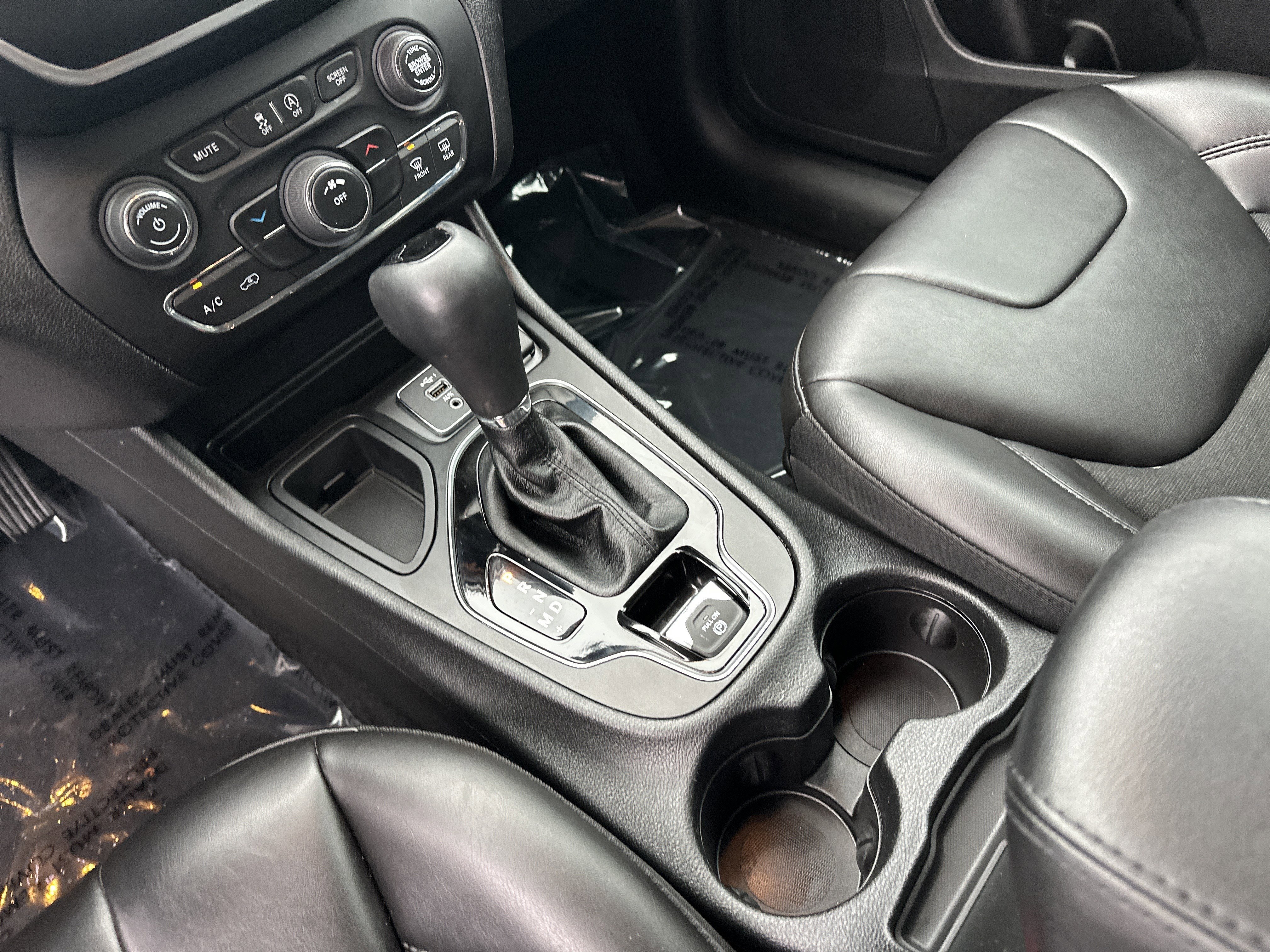 Used 2021 Jeep Cherokee Latitude Plus FWD image 26