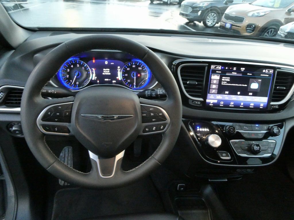Used 2025 Chrysler Pacifica Select image 8