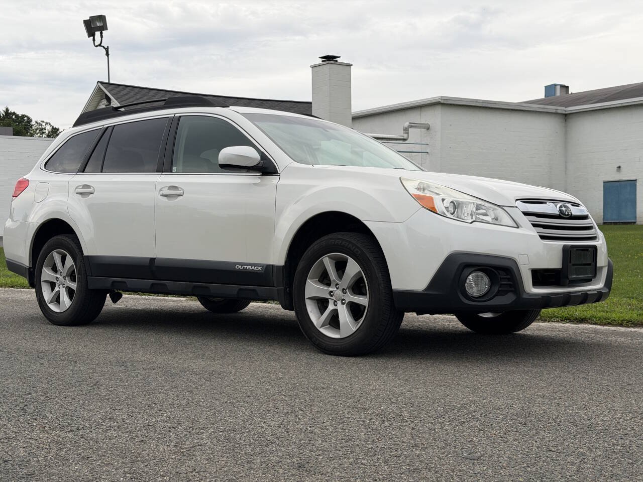 Used 2014 Subaru Outback 2.5i Premium AWD/4WD image 3