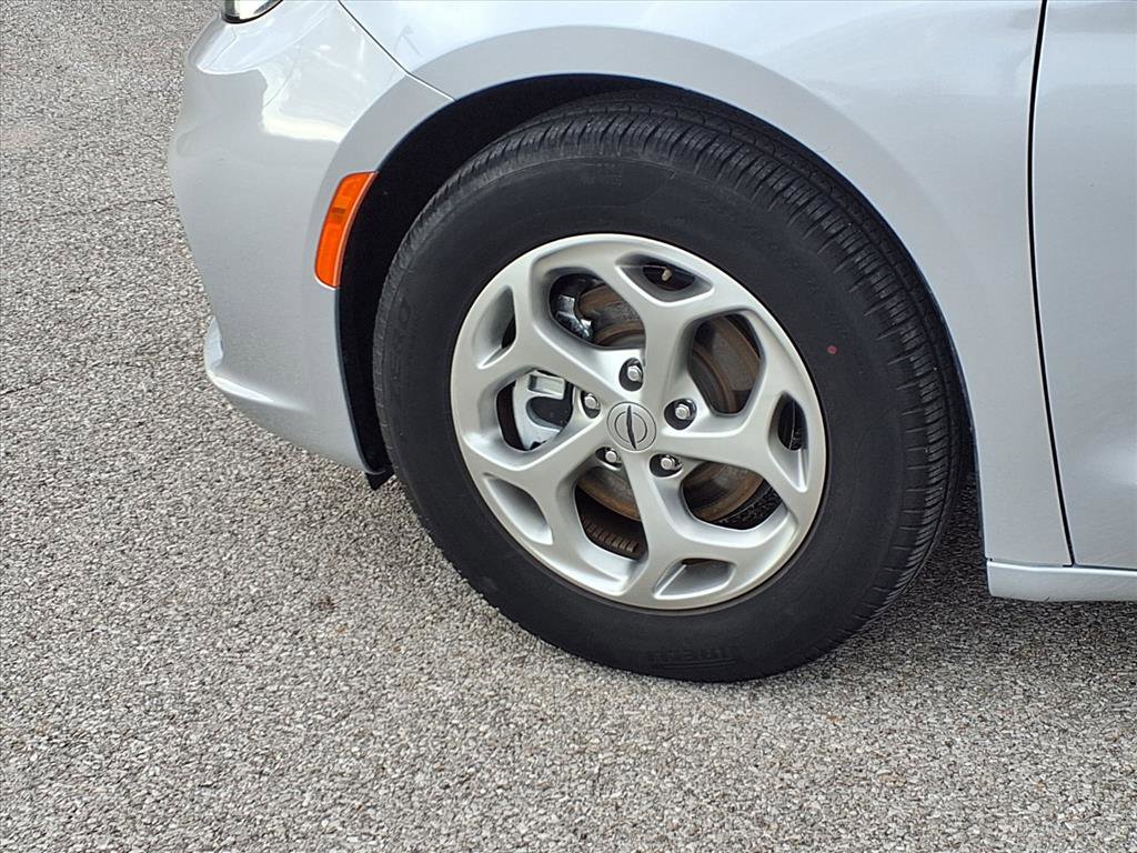 Used 2024 Chrysler Pacifica Limited image 25