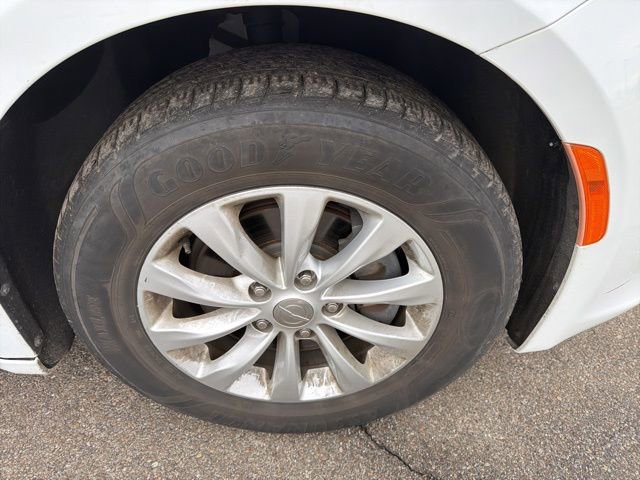 Used 2018 Chrysler Pacifica Touring-L image 2