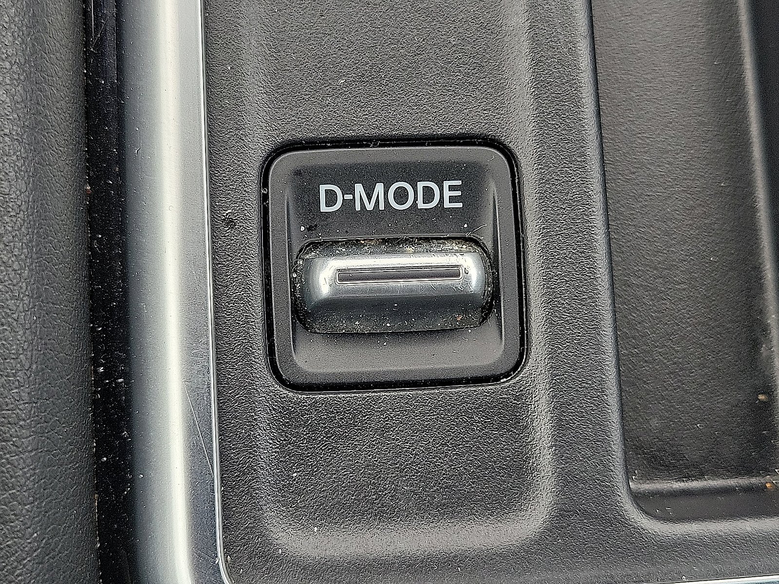 Used 2025 Nissan Pathfinder SV FWD image 16