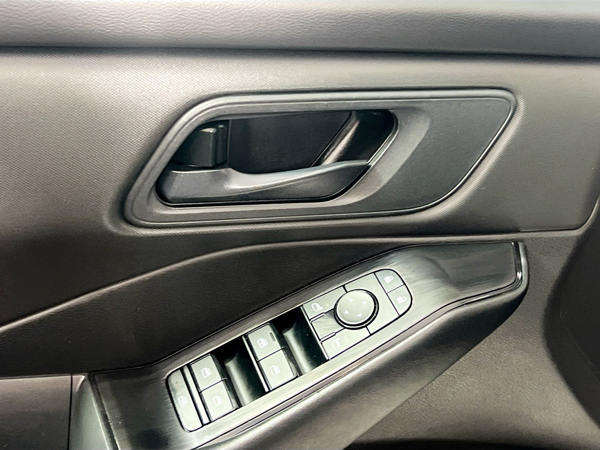 Used 2024 Nissan Rogue S FWD image 16