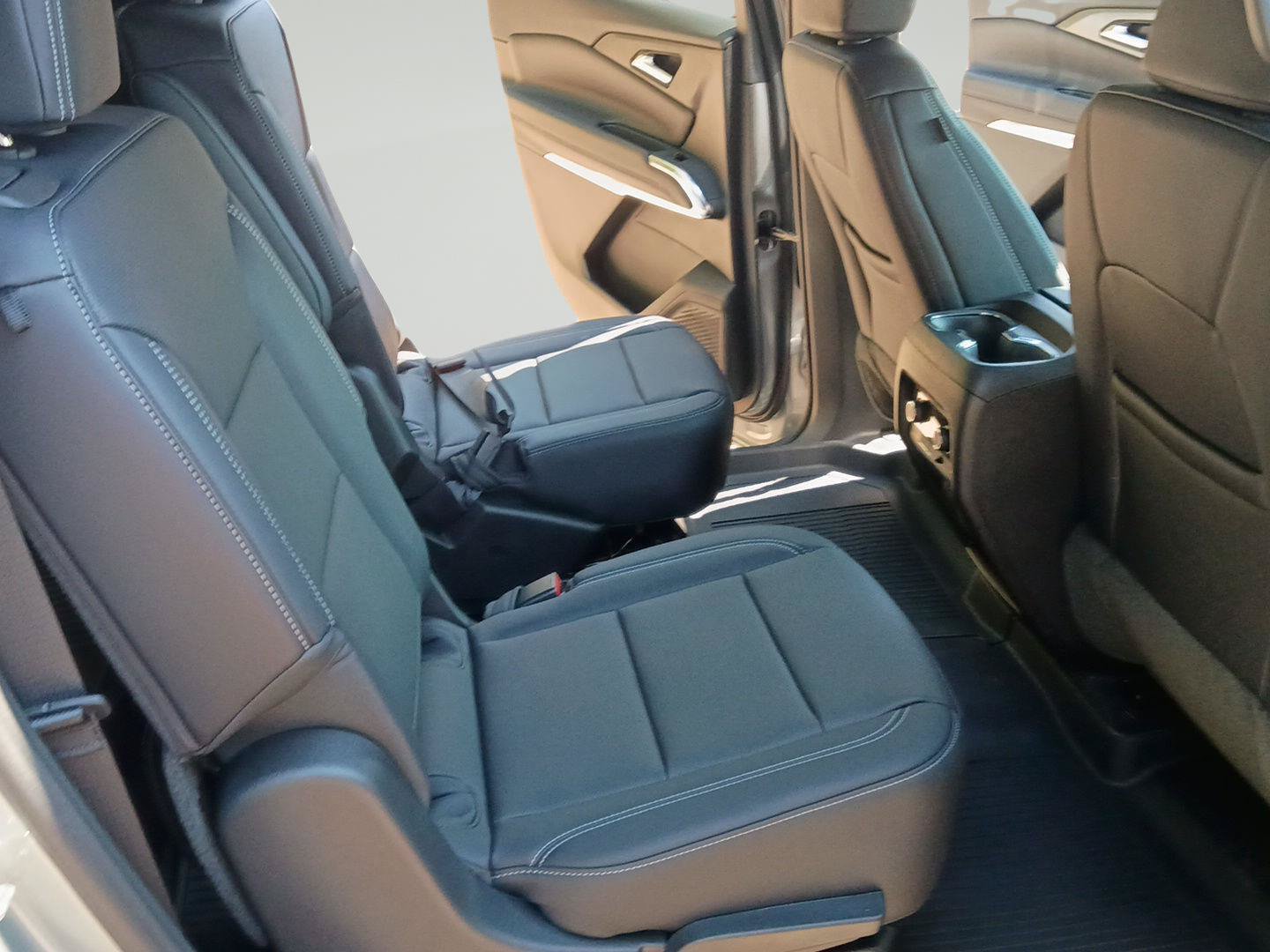 New 2027 Chevrolet Traverse LT w/ Driver Confidence Package FWD image 12