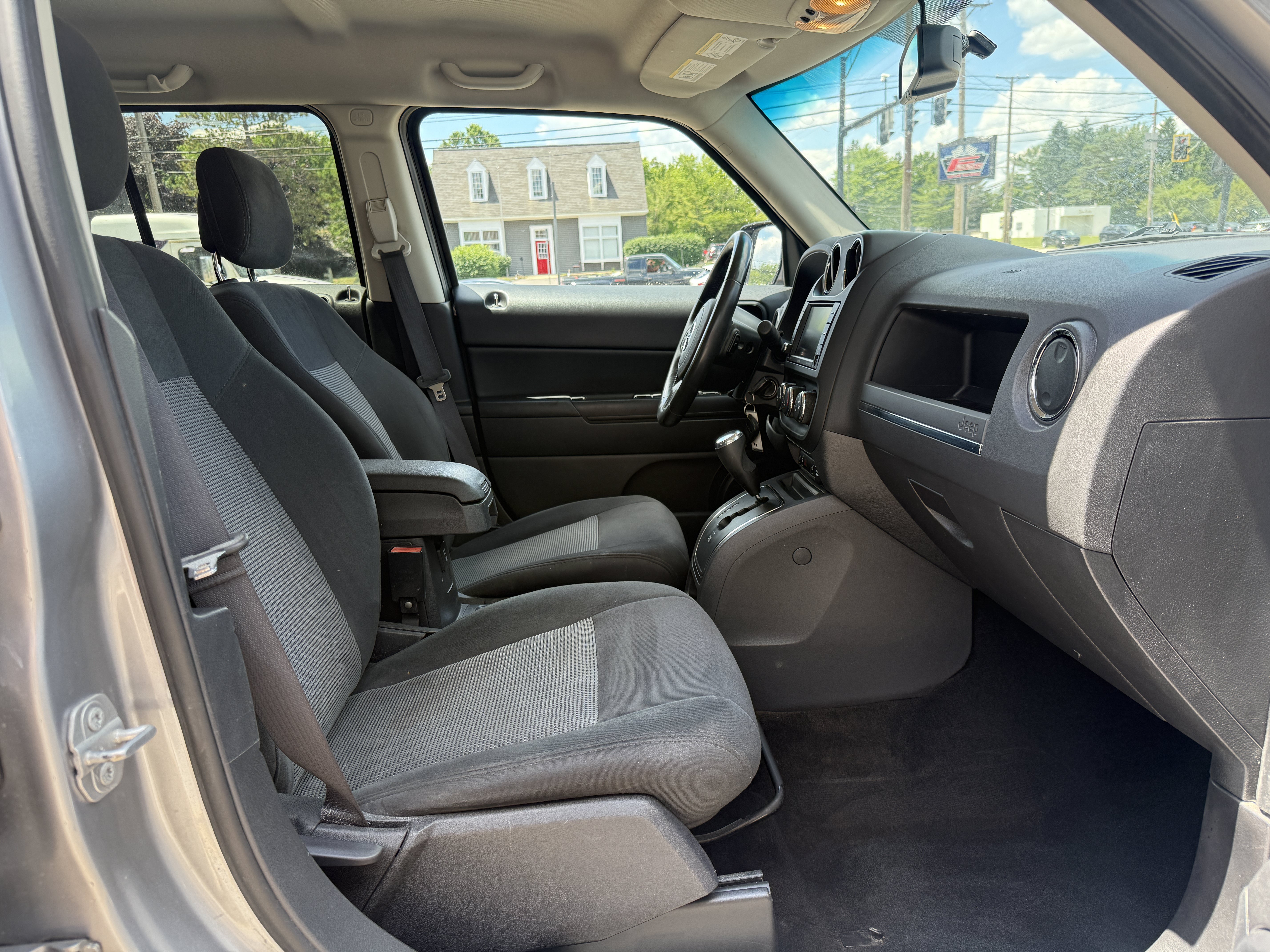 Used 2017 Jeep Patriot Latitude AWD/4WD image 12